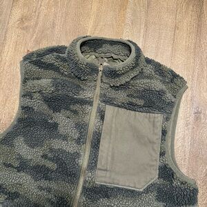 Duluth Trading Men’s Burly Sherpa Camo Print Vest Green Camo Size Large